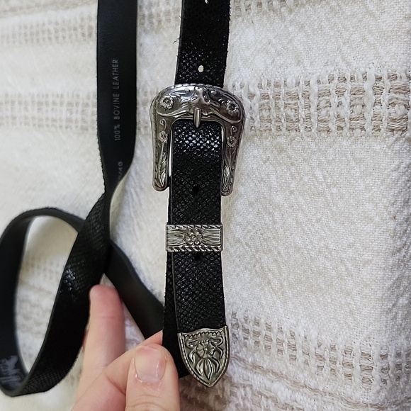 Levis double buckle genuine leather black belt, steer floral silver metal buckle - Picture 3 of 10